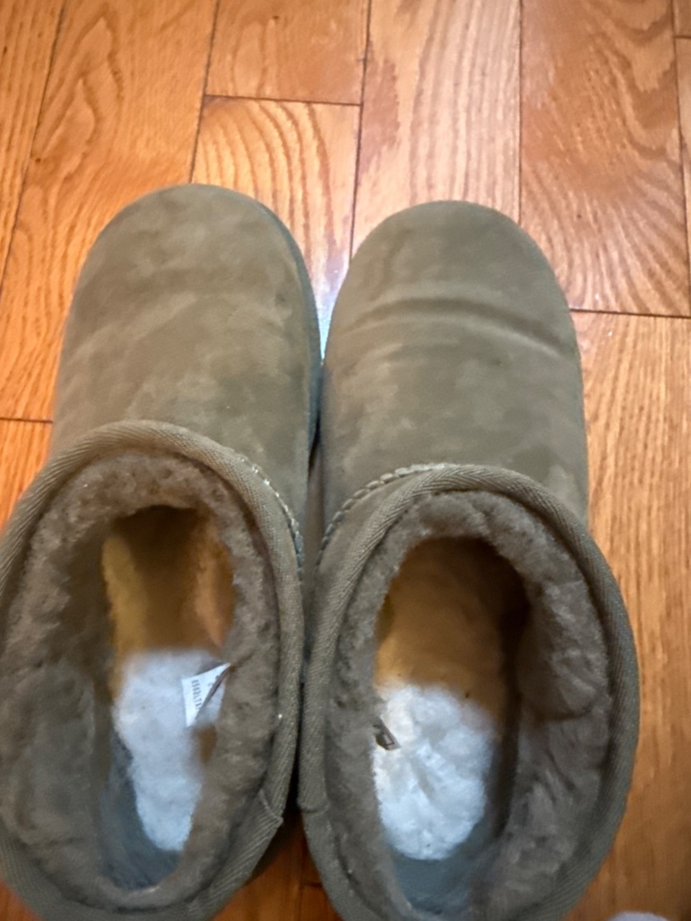 Women’s low green Ugg’s size women’s 8. - Picture 5 of 5